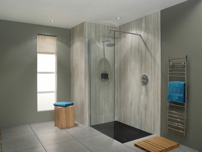 intérieur élégant, cabine de douche, petit tabouret en bois, porte serviettes