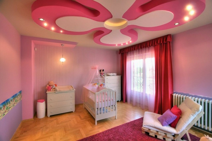 deco chambre bebe mixte, plafond original, sol en bois, lit bébé, fauteuil et tapis rose