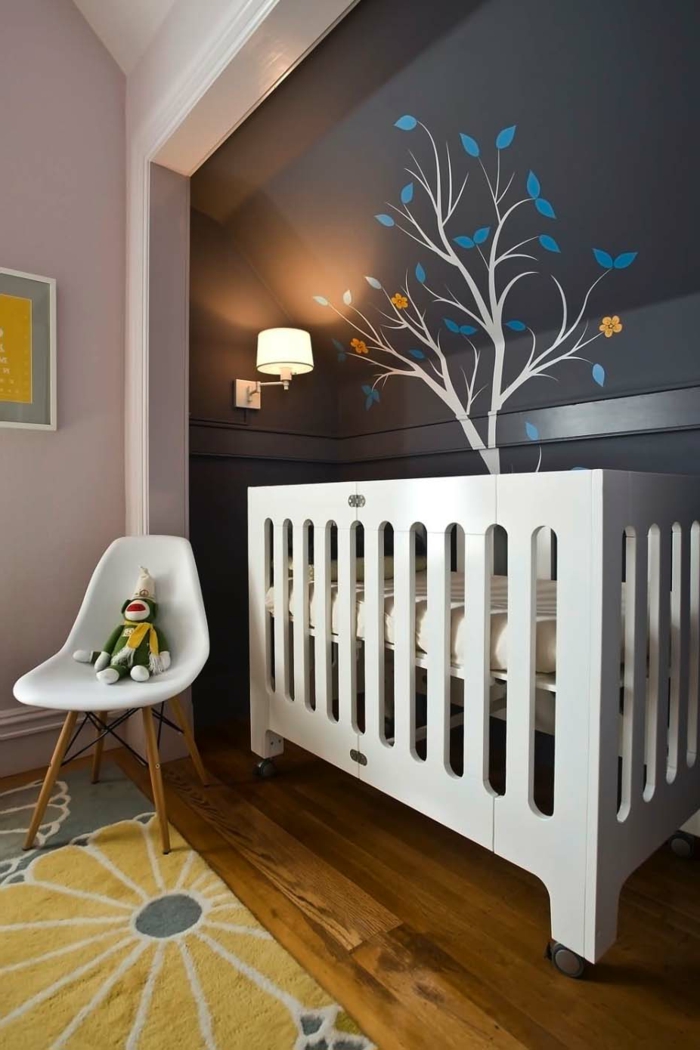 décorer la chambre de l'enfant, lit massif, chaise blanche scandinave, murs en couleur pâle