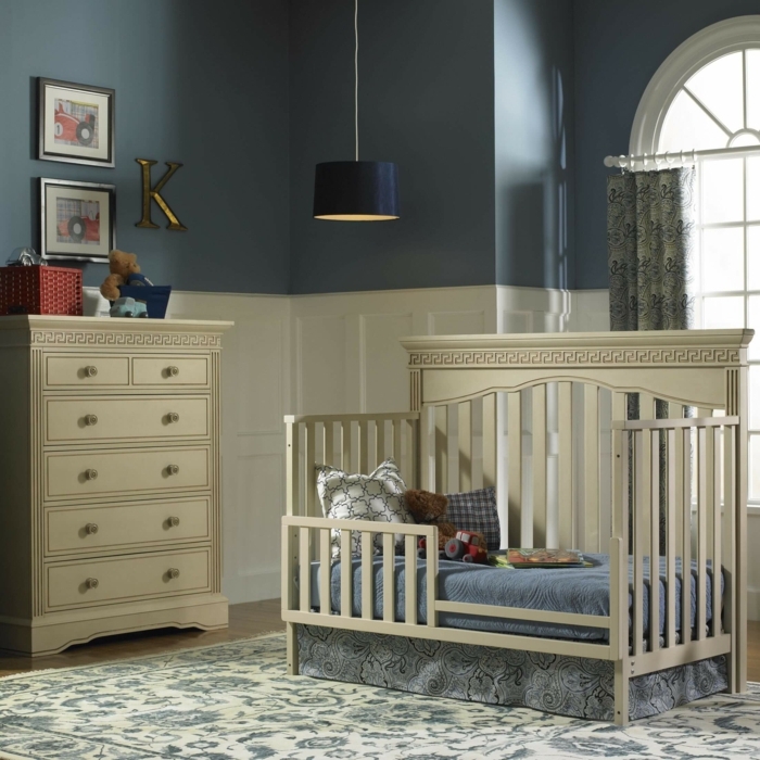 décorer la chambre de l'enfant, commode crème, mur bleu, tapis floral, fenêtre élégante