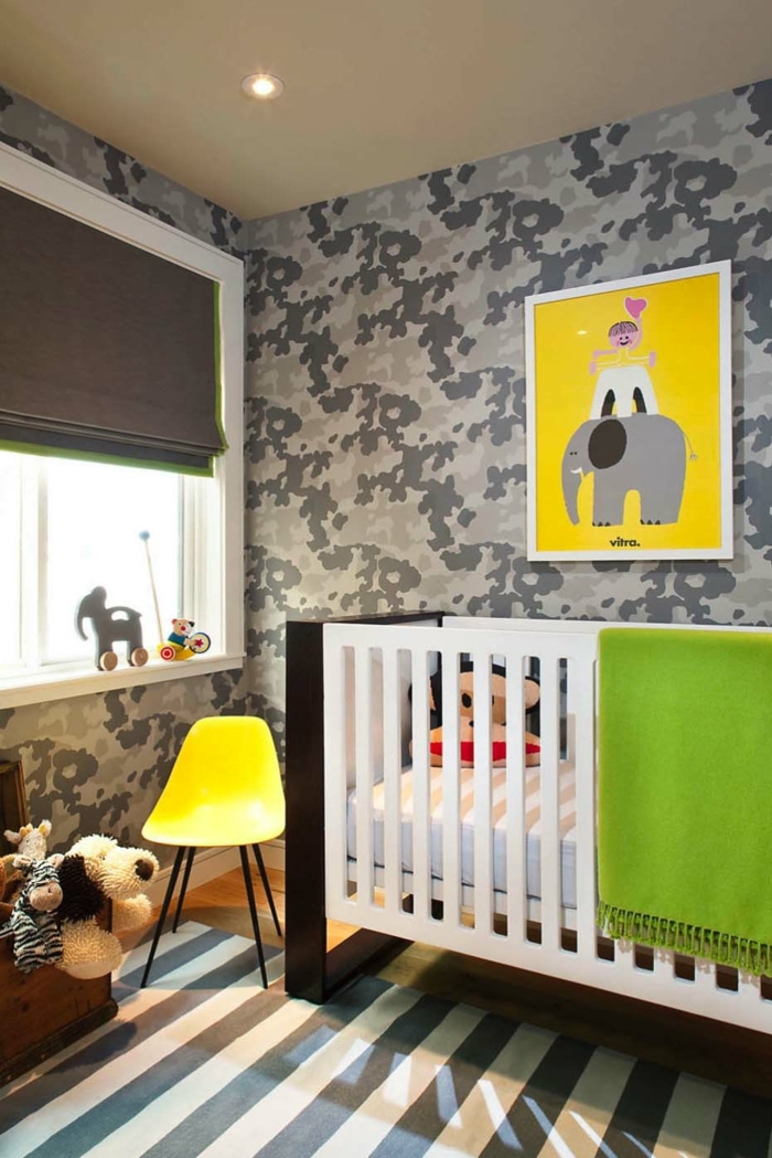 décorer la chambre de l'enfant, tapis rayures, lit blanc, chaise jaune, petite chambre