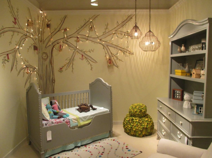 décorer la chambre de l'enfant, arbre mural dessiné et décoré de guirlande lumineuse, étagère grise