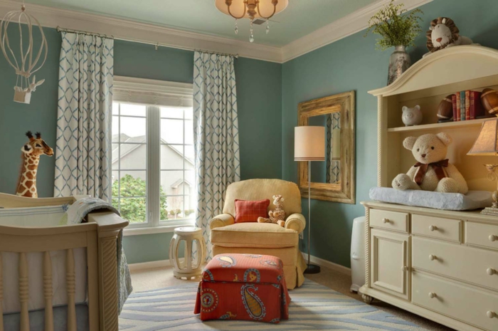 décorer la chambre de l'enfant, étagère couleur crème, tapis gris, rideaux motifs géométriques