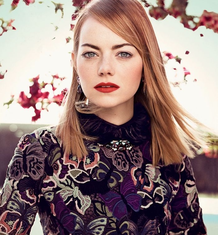 exemple de coupe carré plongeant lisse long d emma stone, frange asymetrique, cheveux roux