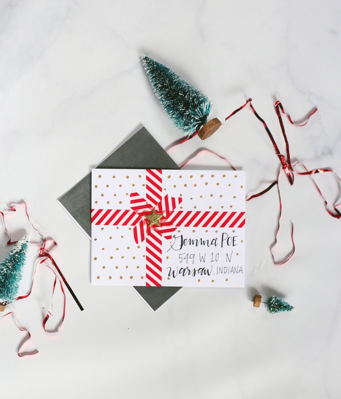carte de voeux de Noel avec enveloppe DIY fabriquée de papier blanc à points dorés et ruban rouge et blanc