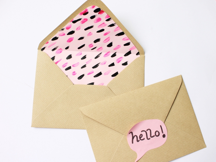 comment personnaliser une enveloppe en papier beige avec une feuille rose à peinture aquarelle rose et noir