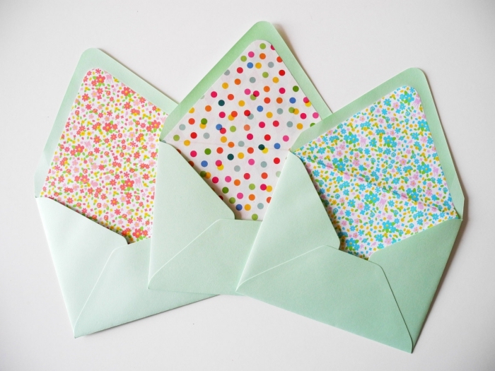 pliage enveloppe, modèle d'enveloppe verte décorée en papier coloré aux motifs floraux et géométriques