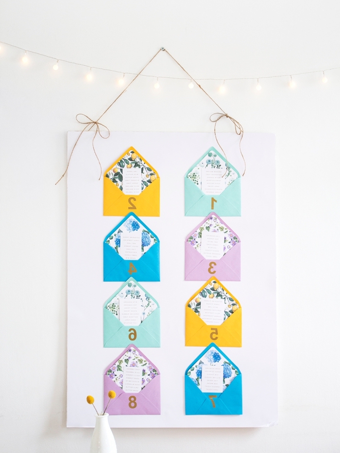 idée décoration chambre ado avec petit calendrier mural fait d'enveloppes mini en papier coloré et notes