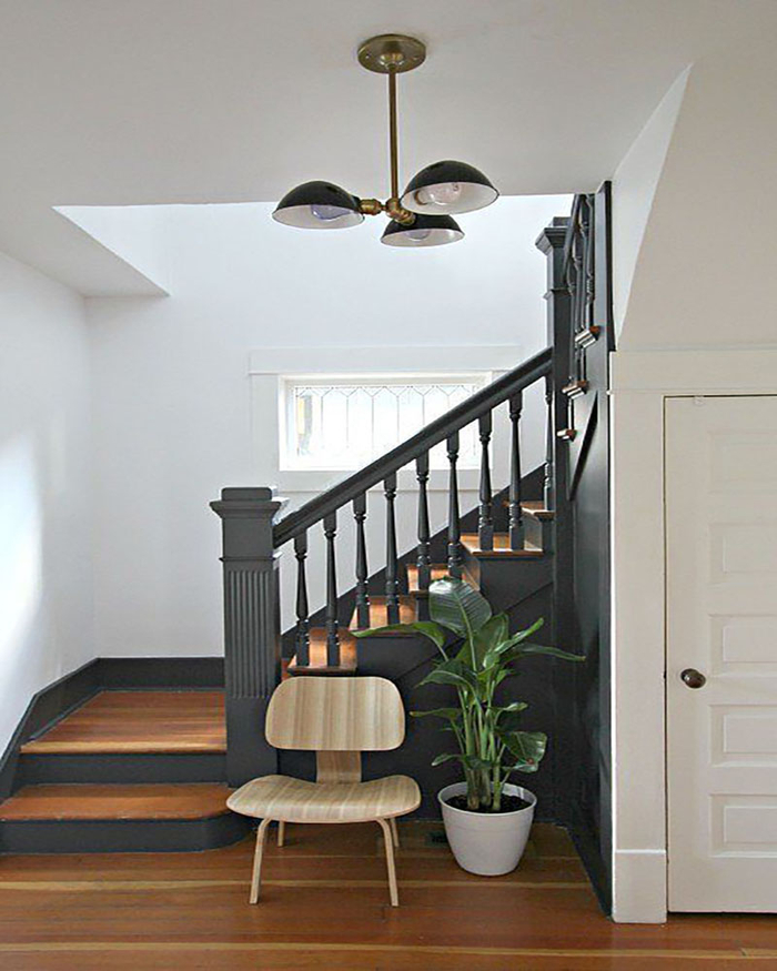 projet facile pour repeindre escalier dans un style scandinave contemporain associant harmonieusement le bois et le noir
