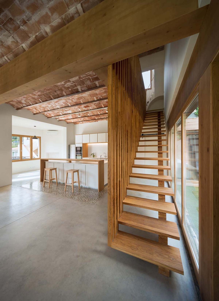 cage d'escalier en bois avec une rambarde au design contemporain qui s'inscrit dans la déco de style loft