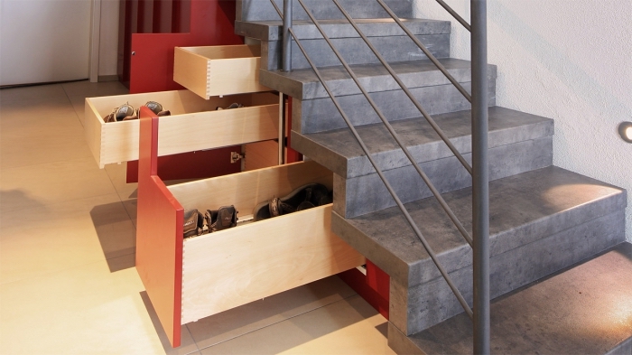 idée comment choisir une armoire sous pente pour optimiser l'espace sous l'escalier