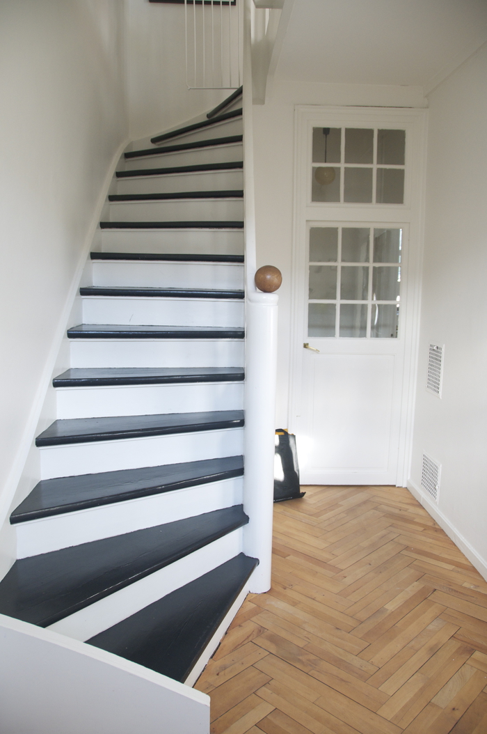  repeindre escalier de façon originale pour en créer un joli effet de contraste 