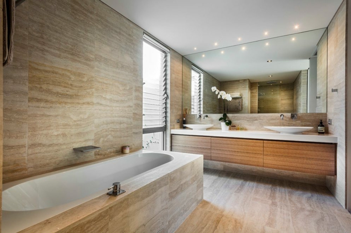 salle de bain pierre naturelle, grand miroir rectangulaire, meuble vaec une double vasque, sol et mur travertin