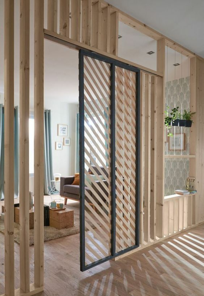 separateur de piece, portes coulissantes en bois clair et métal nuances foncées, ambiance arty, sol en parquet lisse clic clac 