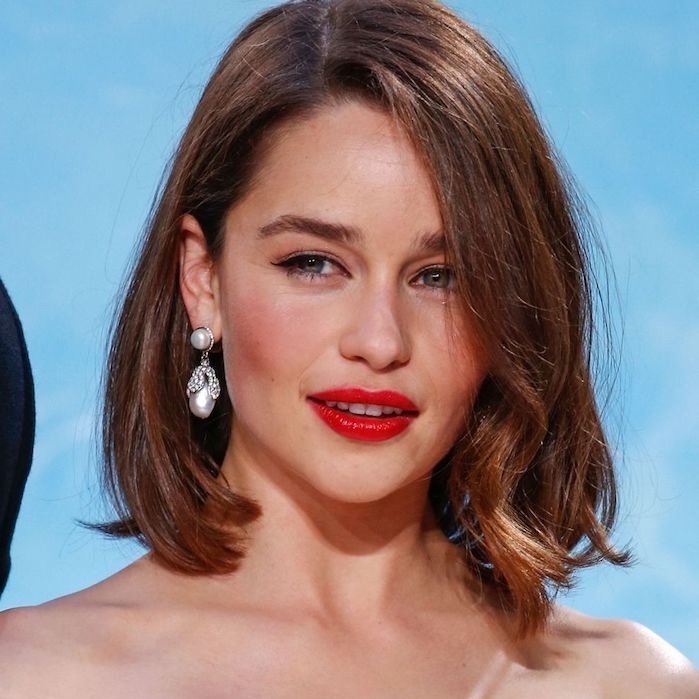 exemle-de-coiffure-carré-plongeant-ondulations-legeres-et-mèche-tombant-sur-le-front coupe de cheveux carré plongeant avec longueur sur le devant, rouge a levres rouge, boucles d oreilles femme elegantes