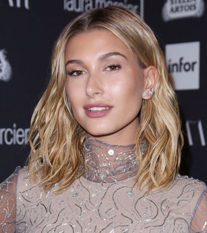 exemple-de-carré-long-ondulé-façon-beach-waves-boucles-sur-des-cheveux-blond-robe-beige carré plongeant dégradé blond, mèches rebelles effet coiffé décoiffé, robe couleur beige chocolat