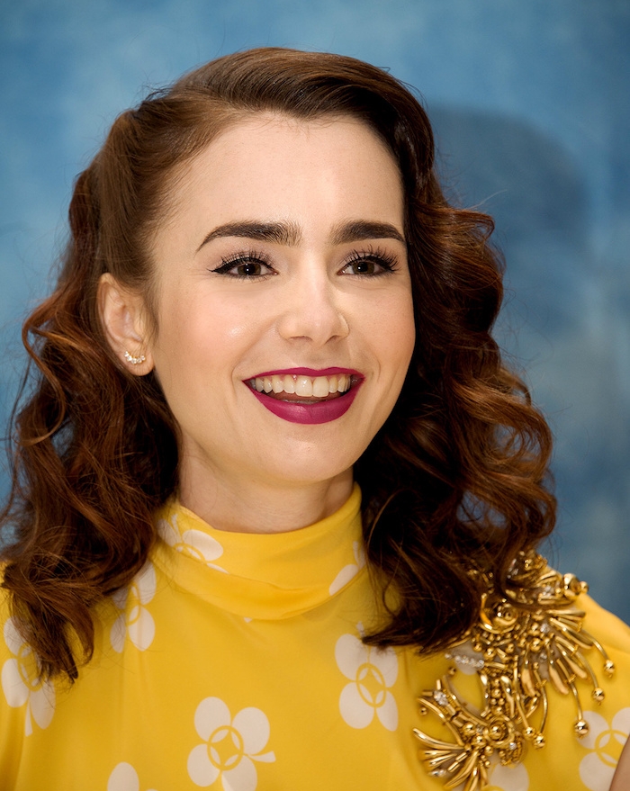 exemple-de-carré-plongeant-bouclé-coiffure-vintage-hcic-avec-des-grosses-boucles-retro-chemise-jaune-à-fleurs-blanches coiffure carré plongeant long avec de grosses boucles vintage, mèches de devant ramenées en arrière en demi queue de cheval