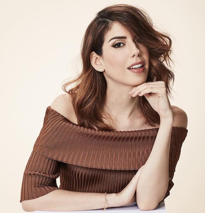 exemple-de-coupe-carré-plongeant-ondulé-avec-raie-de-coté-sur-des-cheveux-bronde-pull-femme-marron carré long ondulé sur des cheveux longues chataints avec raie sur le coté et meche tombant sur le visage, pull femme marron