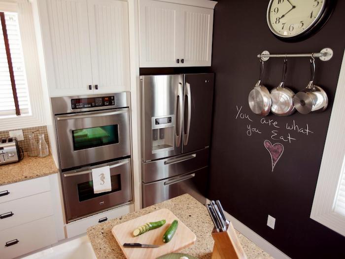 exemple de petite cuisine blanche et inox avec mur en peinture ardoise, plan de travail en granite, meuble cuisine blanc
