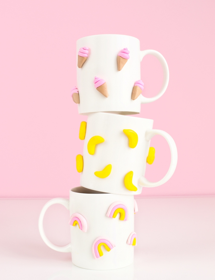 tasses à thé blanches décorées d ornements arc en ciel, glace et banane, idée pate fimo pour créer un mug personnalisé