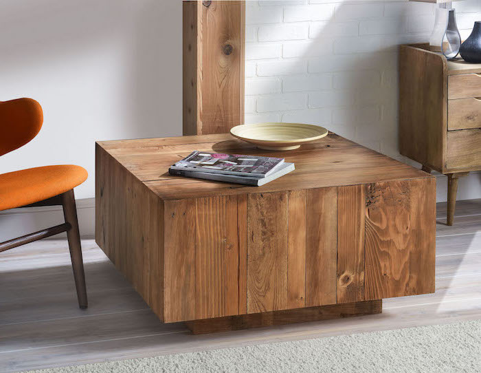 table basse diy en planches de bois marron clair, parquet clair, tapis gris, chaise orange, mur en briques blanches