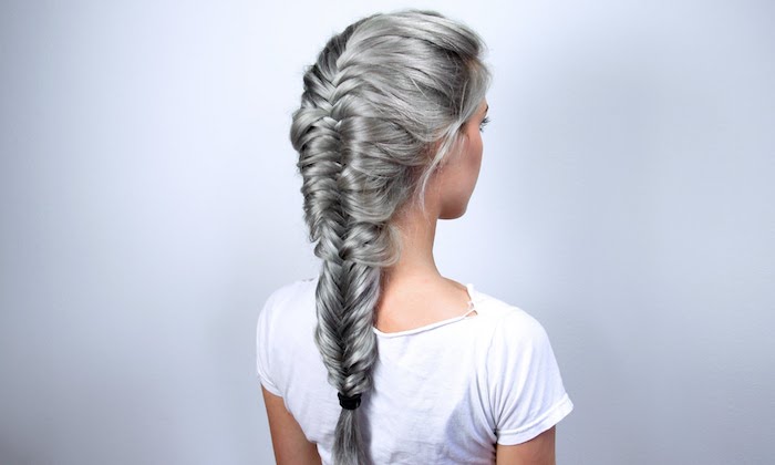 idée de natte epi traditionnelle sur de longs cheveux couleur grise, tee shirt blanc, coiffure femme extravagente