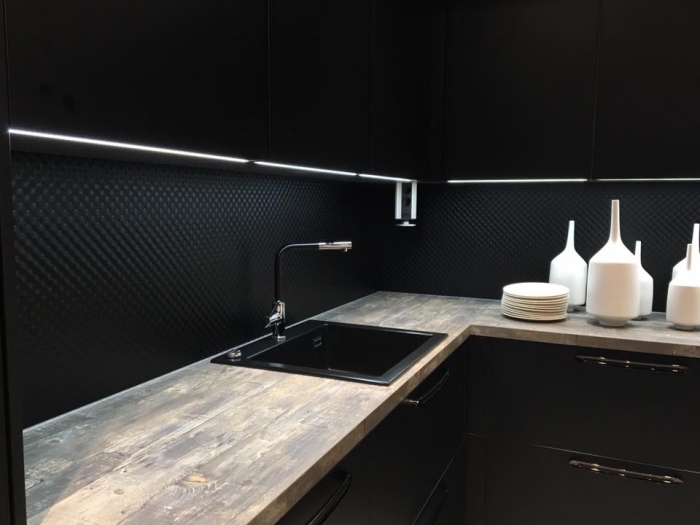 comment décorer une cuisine d'angle aux armoires à fermeture automatique de couleur noir avec comptoir bois massif