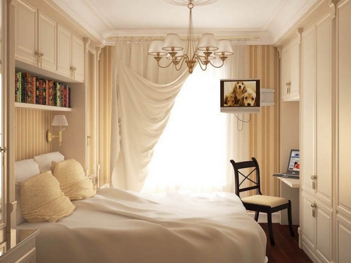 couleur pour chambre fille avec garde-robe blanche et bureau encastré, étagère horizontale de bois blanc et papier peint rayé en beige