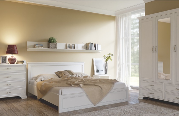meuble chambre beige et blanc de bois, modèle de grand lit avec tête et cadre de bois et cuir blanc, étagère horizontale blanche avec livres et plante verte