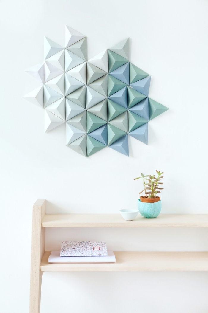 modèle de déco murale à design origami de papier blanc et vert, meubles en bois clair dans la chambre ado