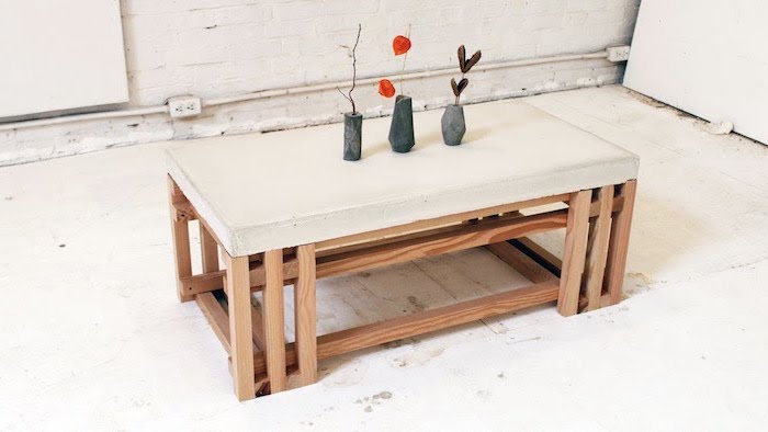 exemple pour fabriquer table basse, en bois avec plateau en beton, parquet usé, vases en beton