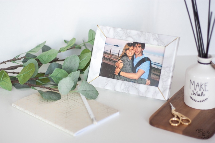un cadre photo customisé de papier effet marbre, gris et blanc, diy cadeau pour sa copine facile a faire