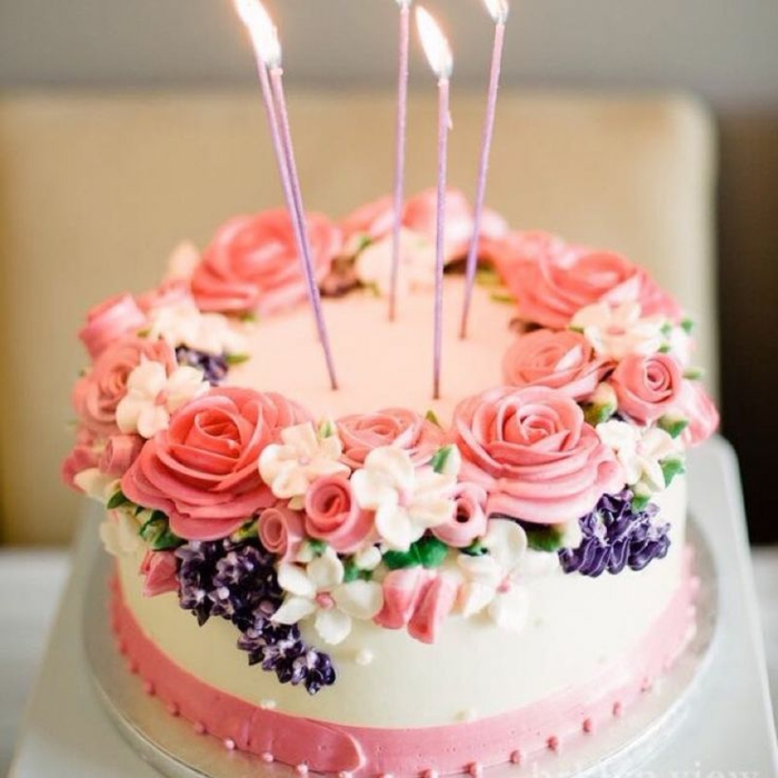 Beau gâteau anniversaire adulte gateau facile et original fleurs de crème frais