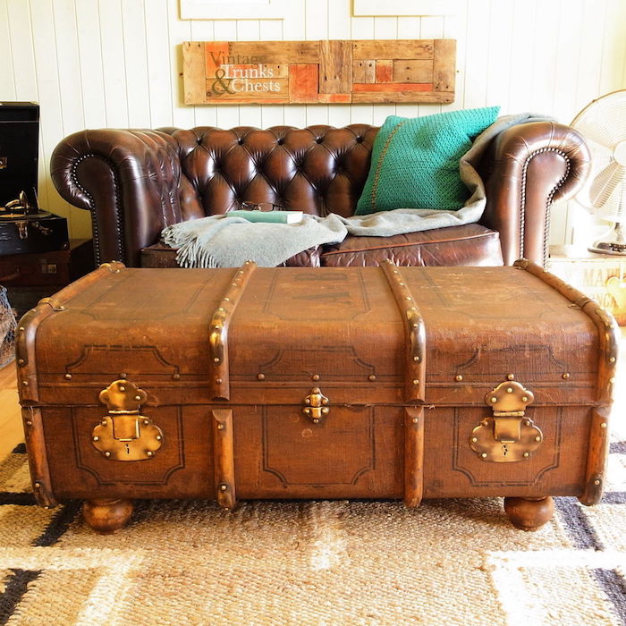 table basse diy en coffre de bois, canapé en cuir, tapis beige, style rustique vintage, coussin vert, couverture grise