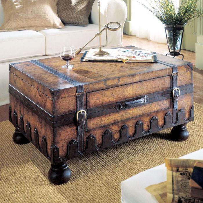 fabriquer sa table basse dans un vieux coffre en bois et metal et bois, canapé blanc, deco salon vintage