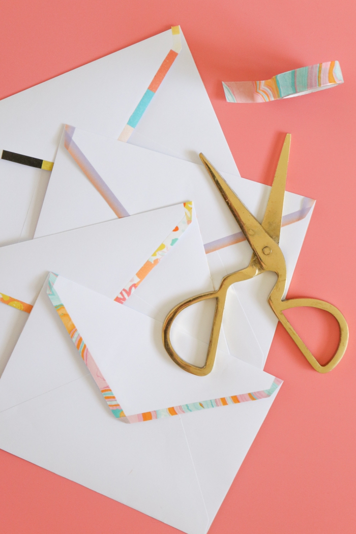 comment personnaliser les enveloppes blanches en utilisant de ruban adhésif à design coloré et effet marbré
