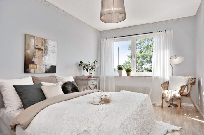 idée aménagement chambre ado à design cocooning avec chaise rattan et grand lit couvert de plaids et de coussins décoratifs