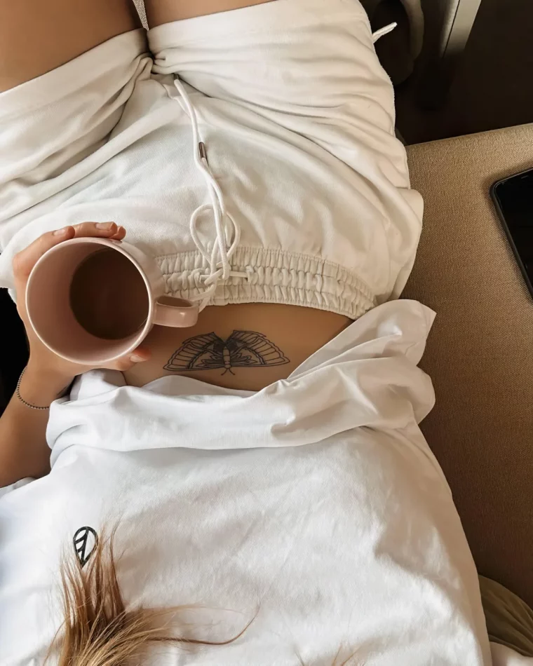 femme en shorts et t shirt blancs tasse de cafe dessin sur le ventre