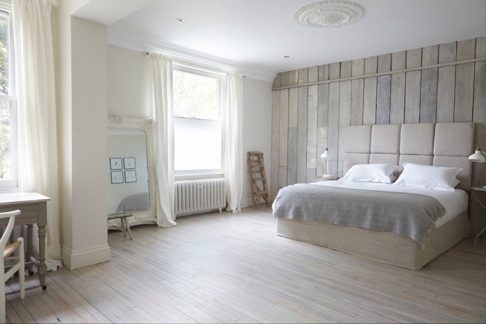 couleur ecru dans la chambre à coucher aménagé en style minimaliste avec espace libre et meubles de bois clair