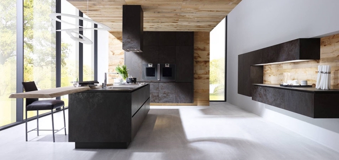 espace ouvert avec fenêtres surdimensionnées et plancher de bois clair, deco cuisine scandinave avec revêtement de plafond partiel en bois clair
