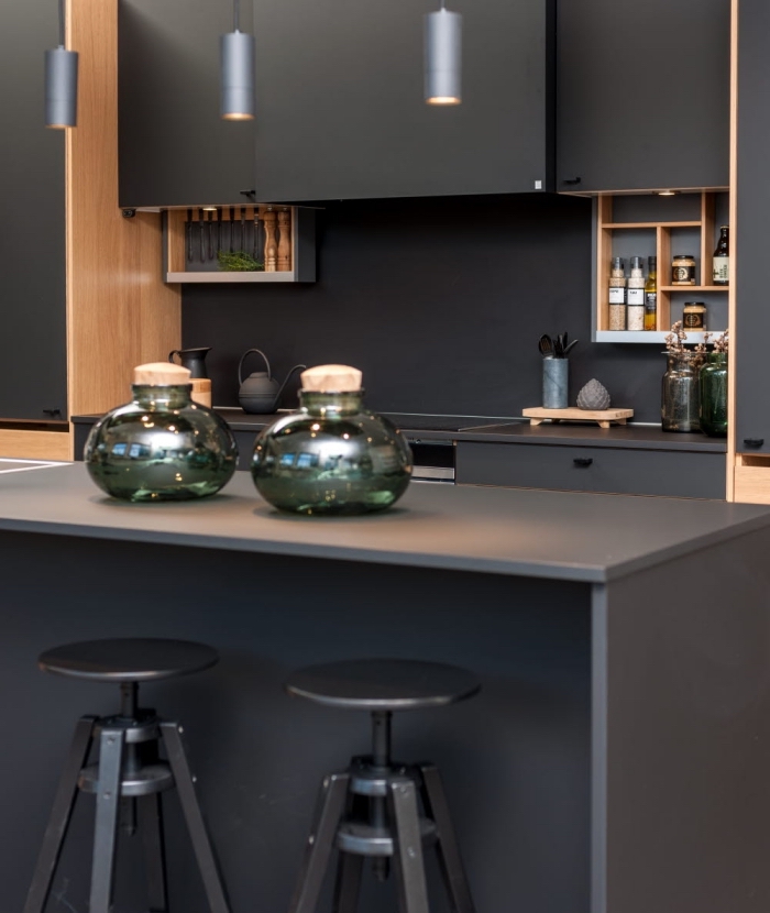 modèle de cuisine avec îlot central de couleur gris anthracite, cuisine noir mat ikea avec finitions en bois clair