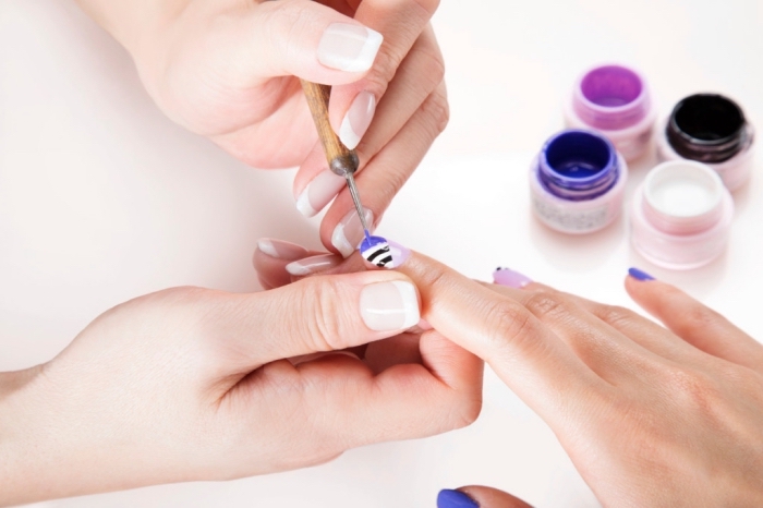 astuces et conseils soins pour les mains, technique nail art décoration et rallongement des ongles
