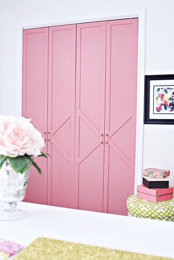 garde-robe rose pour la chambre ado fille, aménagement de la pièce fille aux murs blancs et meubles rose