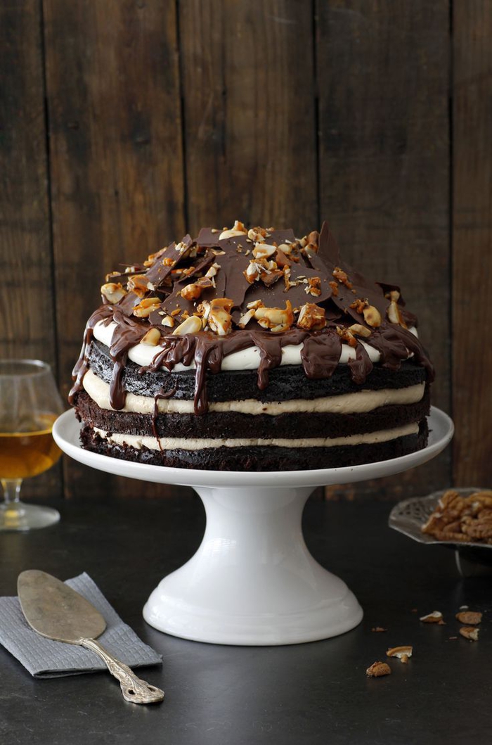 recette de gâteau au chocolat facile et décadent, naked cake moelleux au chocolat et whiskey avec crème au café et whiskeu et ganache chocolat