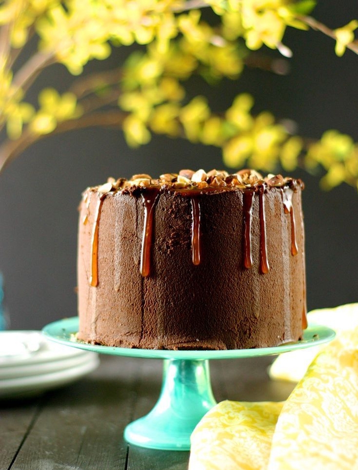 recette gâteau au chocolat anniversaire en version vegant avec amandes, sauce caramel et crème au beurre chocolat