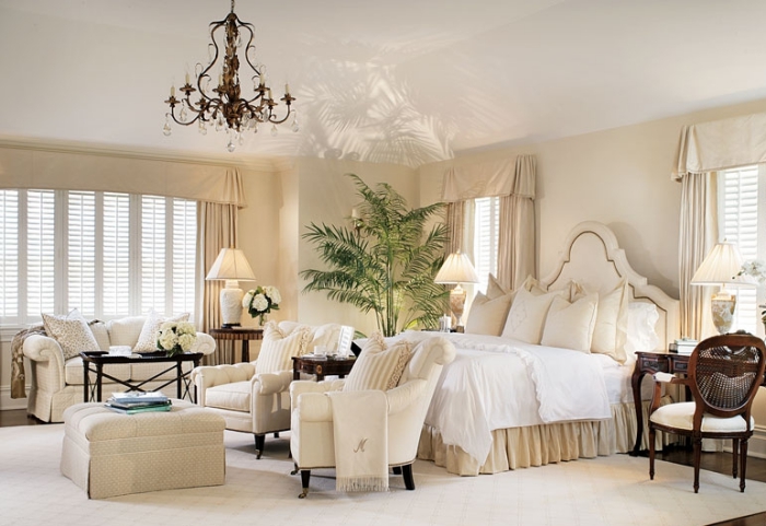 idée association couleur beige avec blanc et marron pour l'aménagement de la chambre à coucher parentale à esprit exotique avec une plante verte