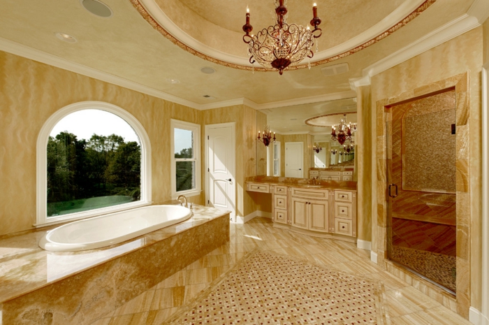 salle de bain en travertin, plafonnier splendide, joli faux plafond, salle d'eau spacieuse