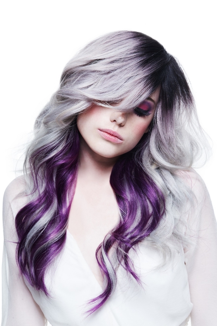 cheveux gris pastel avec racines noires, extensions à clips de couleur violet prune, tendance coloration de 2018