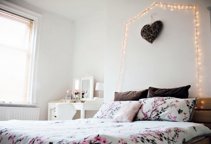 chambre d ado fille au plafond et murs blancs décorés d'une guirlande lumineuse et coeur diy