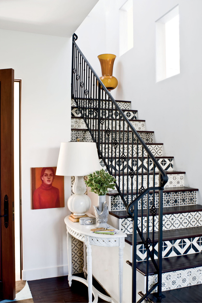 habillage escalier tendance en carreaux de ciment noir et blanc pour dynamiser la montée d"escalier monochrome